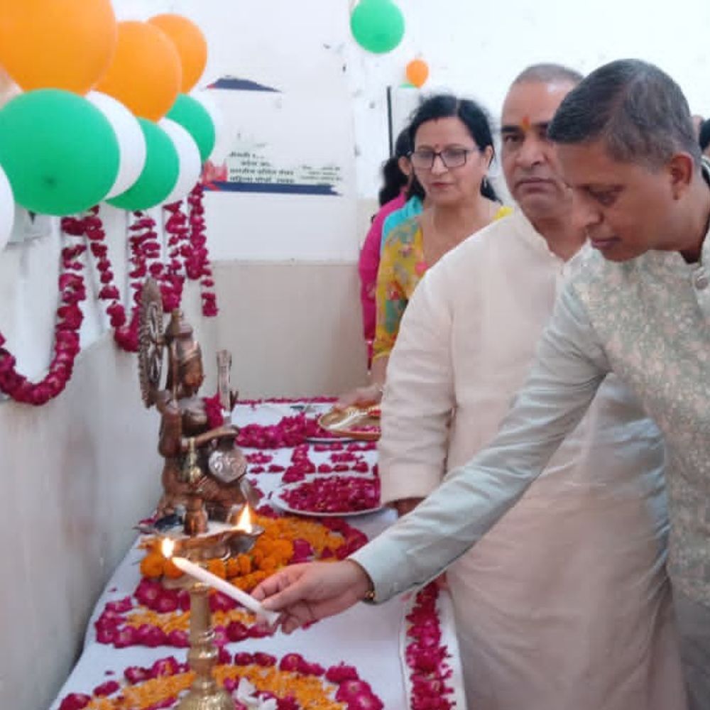 आंगनबाड़ी कार्यकत्रियों का मानदेय बढ़कर 12 हजार:सहायिकाओं को मिलेंगे 6 हजार, हर साल 5 लाख तक कैशलेस इलाज की सुविधा का ऐलान