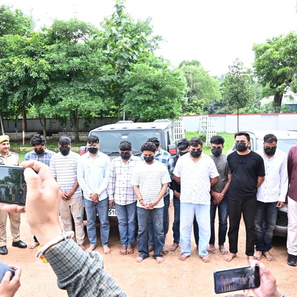 ललितपुर साइबर पुलिस ने अंतरराज्यीय ठग गिरोह का खुलासा किया:इंदौर से 2 महिलाओं समेत 13 गिरफ्तार, फर्जी ऐप से शेयर मार्केट में ठगी करते थे