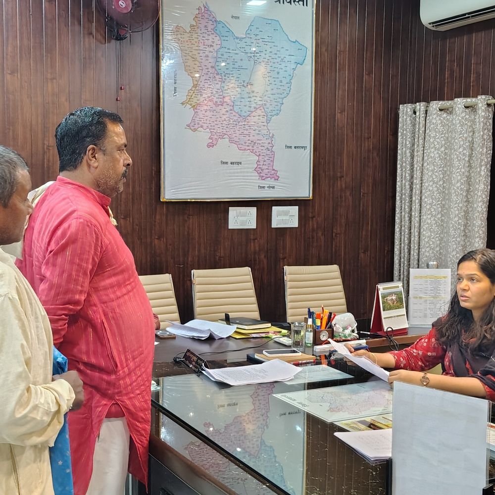 श्रावस्ती में दिव्यांग फरियादी को देख कुर्सी से उठीं डीएम:ट्राईसाइकिल और पेंशन दिलाने के दिए निर्देश, अधिकारी को फोन कर शुरू कराई कार्रवाई