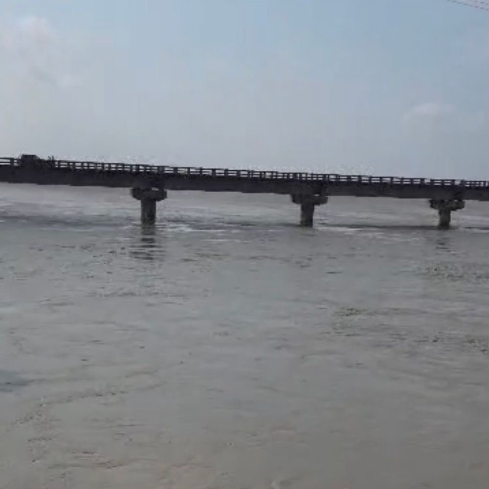बनबसा बैराज से 1.22 लाख क्यूसेक पानी छोड़ा, शारदा उफान:खतरे के निशान से ऊपर नदी, सैकड़ों एकड़ फसलें डूबीं; कई रास्तों पर बाढ़ का पानी