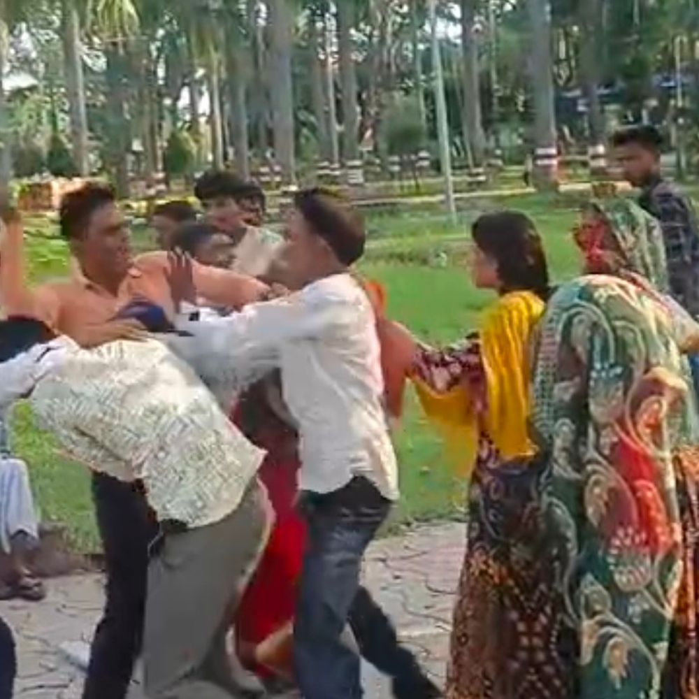 ललितपुर के कंपनी बाग में दो पक्षों में मारपीट:विवाद के बाद जमकर चले लात-घूंसे, वीडियो सामने आने पर पुलिस जांच में जुटी