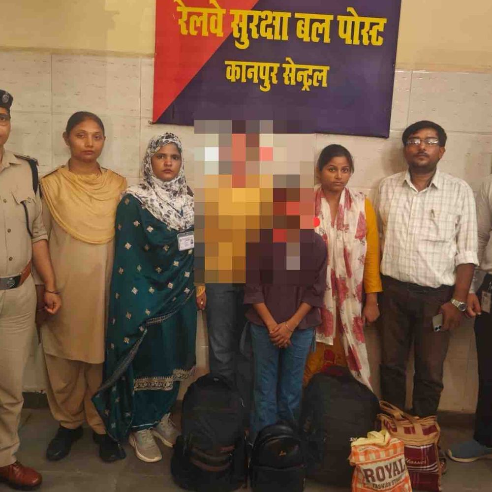 घर से नाराज होकर निकलीं 2 किशोरियां ट्रेन में मिलीं:कानपुर में आरपीएफ ने सुरक्षित बचाया, चाइल्ड हेल्पलाइन को सौंपा