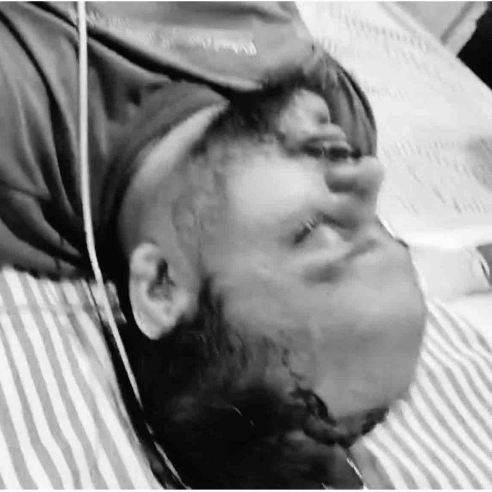 कानपुर में अनियंत्रित बाइक डिवाइडर से टकराई, युवक गंभीर घायल:सिर में 19 टांके लगे, हेलमेट नहीं पहनने से हालत गंभीर