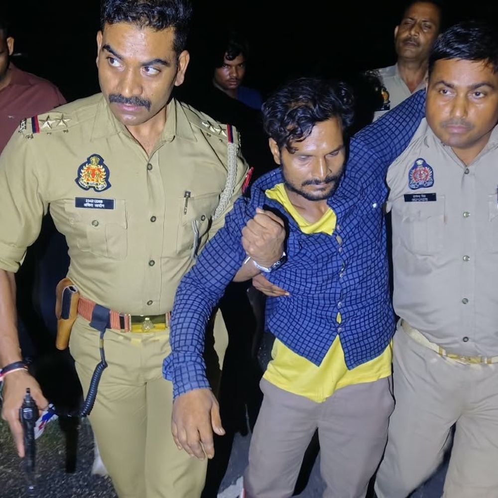 पुलिस मुठभेड़ में बदमाश घायल, दो साथी गिरफ्तार:ज्वैलर्स की दुकान में नकबजनी का खुलासा; चांदी का सामान, नकदी व तमंचा बरामद