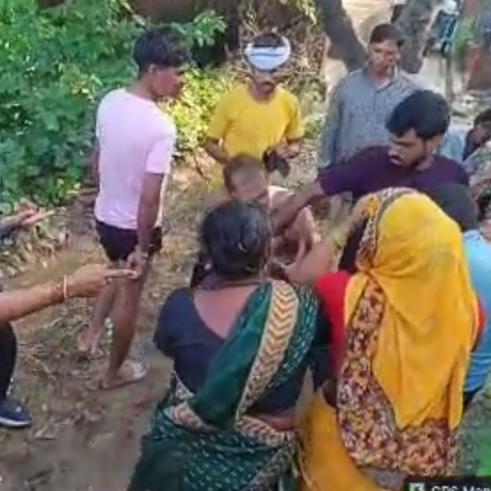हाथरस में बच्चों से मारपीट का वीडियो:जमीन विवाद में बच्चों को पीटने का आरोप; पुलिस ने वीडियो जांच में शामिल किया
