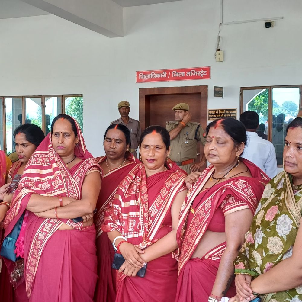 चंदौली में बीसी सखियों का प्रदर्शन:रुके मानदेय और राष्ट्रीयकृत बैंकों से जोड़ने की मांग, डीएम को सौंपा ज्ञापन