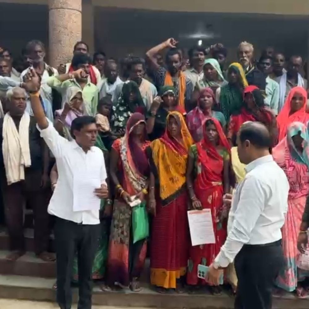 मझीबा सानी में बारिश से 100 से ज्यादा मकान गिरे:ग्रामीणों ने DM से मुआवजे की मांग की, लेखपाल पर वसूली का आरोप