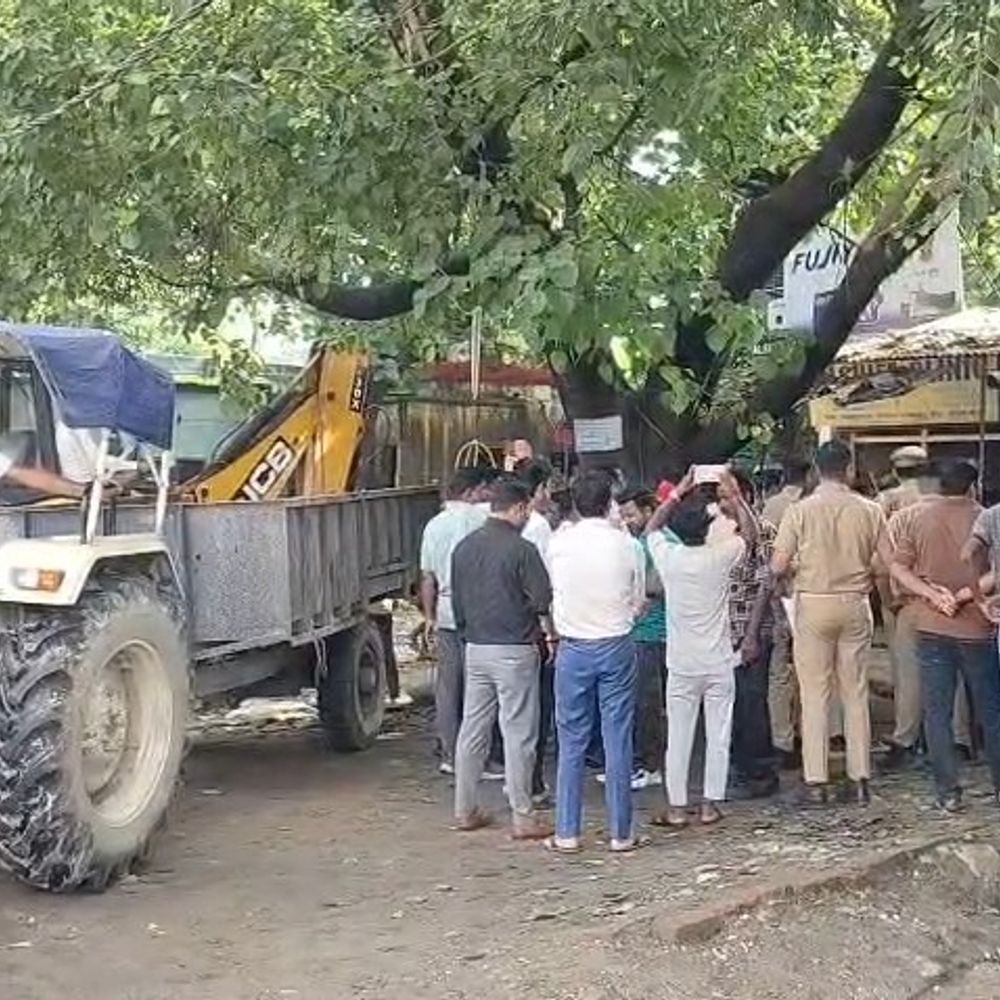पीलीभीत में नगर पालिका की 6 दुकानों पर चला बुलडोजर:कॉम्प्लेक्स बनाने के लिए तोड़ीं दुकानें, दुकानदारों ने प्रशासन के कदम को बताया मनमाना