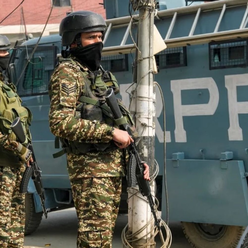 जम्मू- 21 ठिकानों पर सेना की जगह CRPF तैनात होगी:2100 जवानों के साथ कोबरा टीम भी होगी; LAC पर सेना की तैनाती बढ़ाने की तैयारी