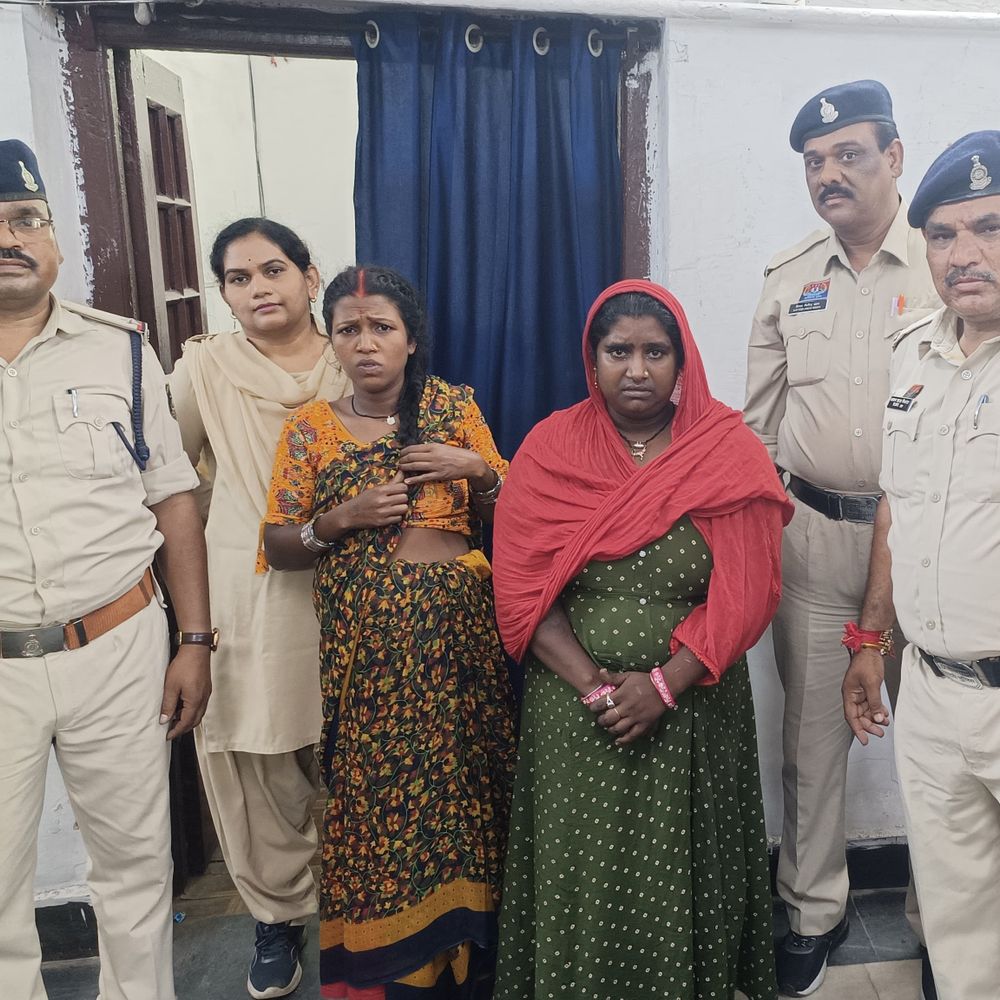 ट्रेनों में चोरी करने वाली 2 महिला चोर गिरफ्तार:GRP ने घेराबंदी कर पकड़ा, ₹5.40 लाख के सोने के जेवर बरामद;पाइप में छिपाकर रखे थे