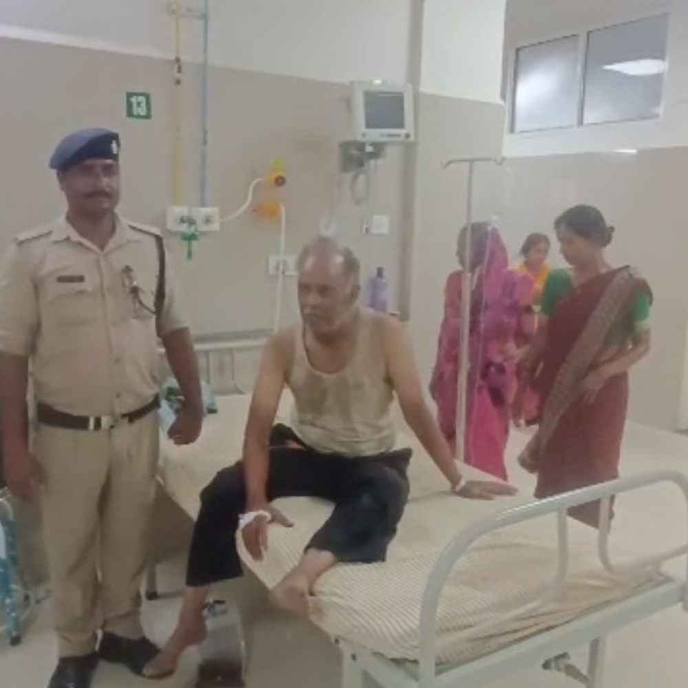 23 साल बाद बेहोशी की हालत में मिला व्यक्ति:भटनी रेलवे स्टेशन पर दिखा, आरपीएफ ने परिजनों से मिलाया; देवरिया मेडिकल कॉलेज में इलाज जारी