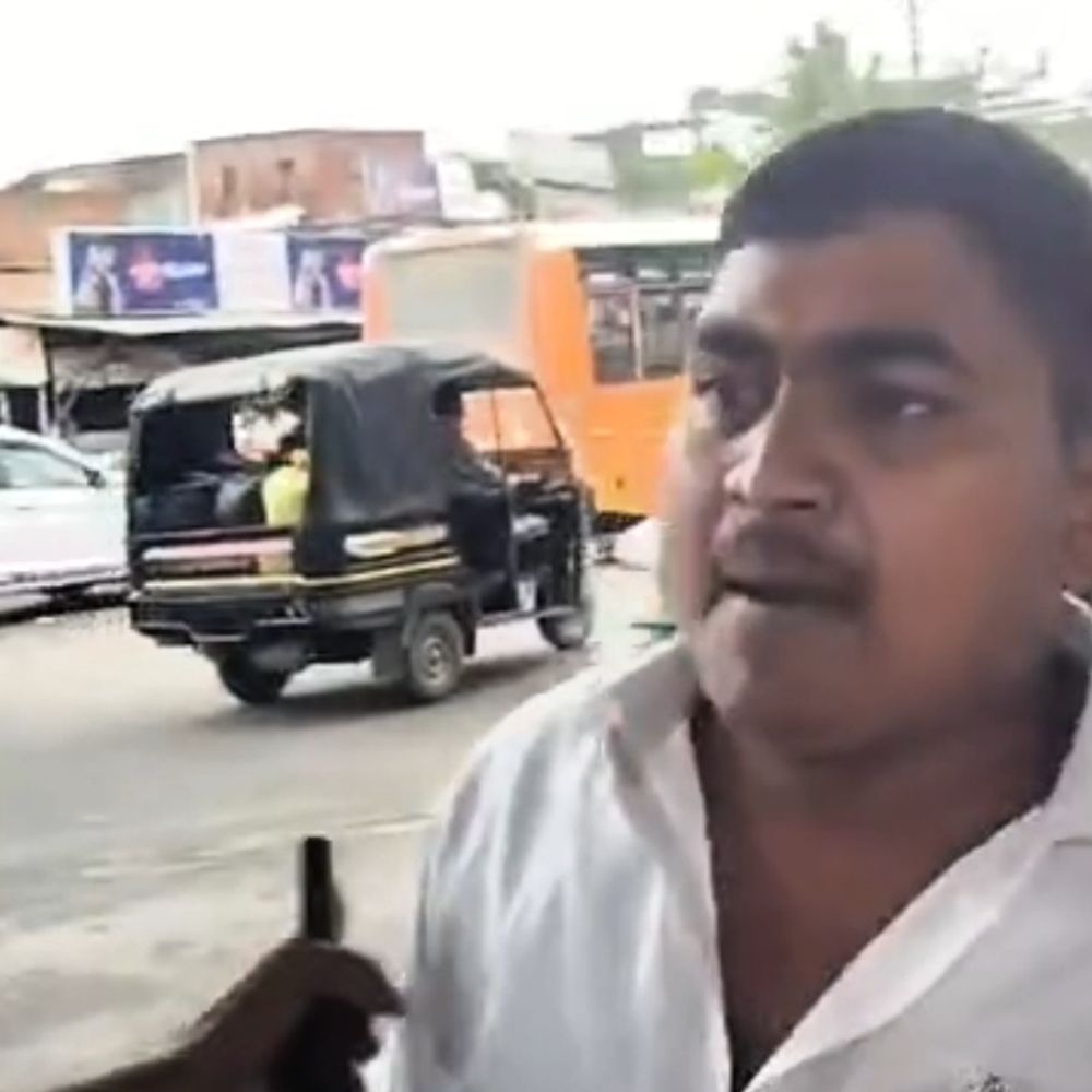 बस्ती में ब्लैक फिल्म लगी कार की चेकिंग पर विवाद:ट्रैफिक जवानों से भिड़ा युवक, बोला- गाली दूंगा, तुम क्या कर लोगे?