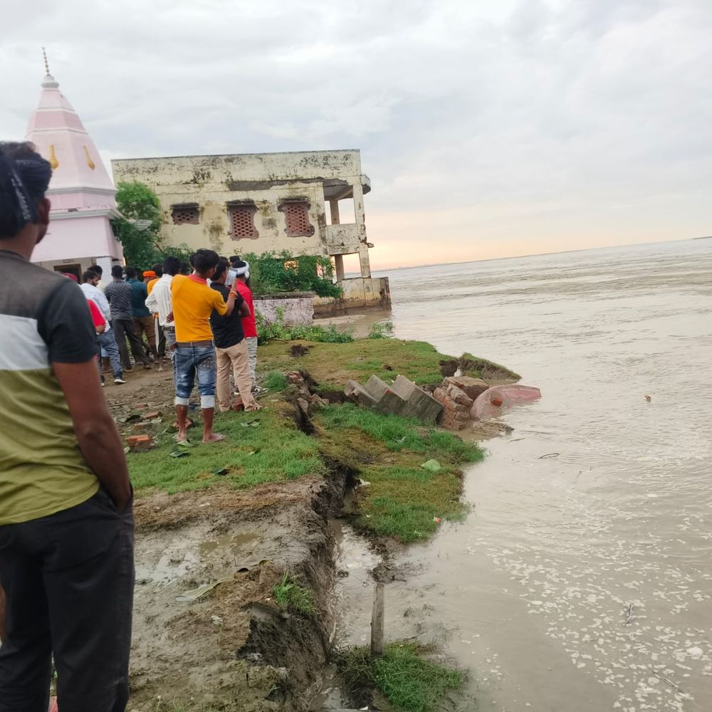 हेतमापुर में सरयू नदी में समाया दूरसंचार केंद्र:कई गांवों का संपर्क टूटा, जलस्तर खतरे के निशान से 48 सेंटीमीटर ऊपर