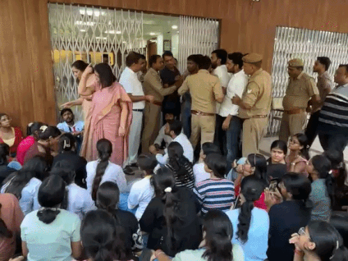 CCSU हॉस्टल में ट्रिपलिंग पर भड़के छात्रों ने दिया धरना:कुलपति के सामने जताई नाराजगी, पहले भी नए छात्रावास की मांग को लेकर दिया था ज्ञापन