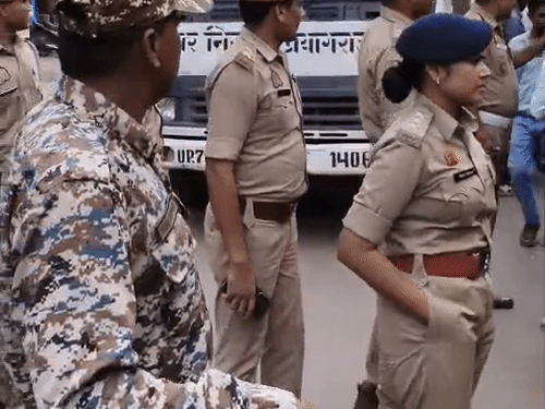 प्रयागराज में 3 घंटे में बदली चौक बाजार की सूरत:फोर्स लेकर सड़क पर उतरीं एसीपी, कुछ ही घंटों में चौड़ी हो गई सड़कें