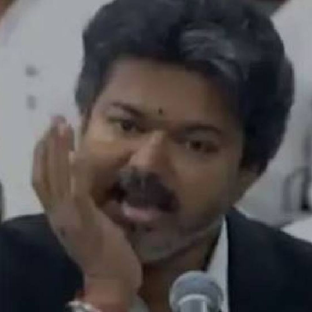 तमिलनाडु CM ‘जबड़े वाले इशारे’ को लेकर विवाद:DMK और सहयोगी CPM ने बॉडी-शेमिंग का आरोप लगाया, विजय बोले जानबूझकर नहीं किया