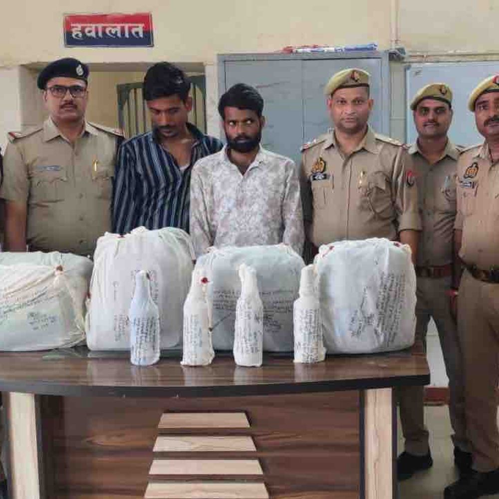 कानपुर में दो अंतरराज्यीय शराब तस्कर गिरफ्तार:1.50 लाख की शराब बरामद, हरियाणा से बिहार ले जा रहे थे