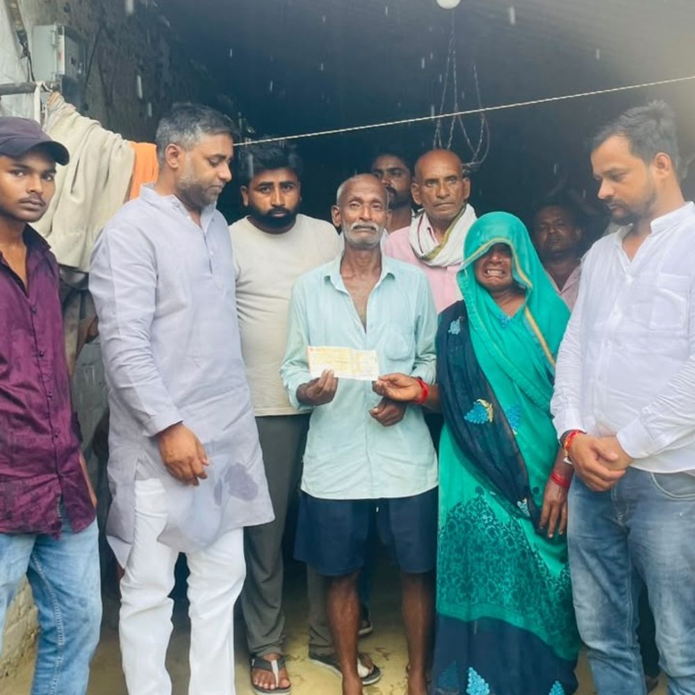 मिल्कीपुर में छत से गिरकर संजय यादव की मौत:सपा ने परिवार को दी 1 लाख की मदद, अखिलेश यादव ने मंजूर की सहायता