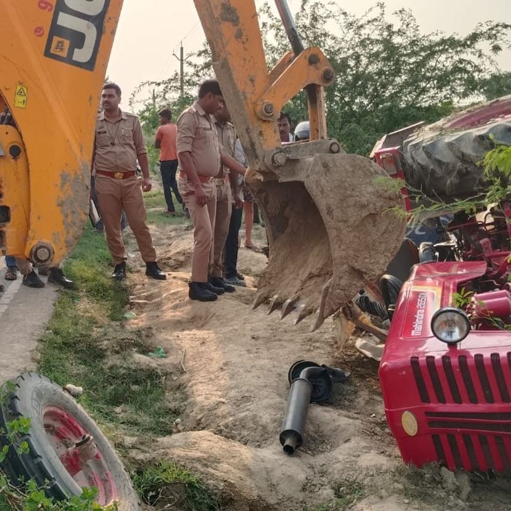 उन्नाव में ट्रैक्टर-ट्रॉली पलटी, युवक की दबकर मौत:सामान लादकर जा रही ट्रैक्टर का अगला पहिया निकला, चालक घायल