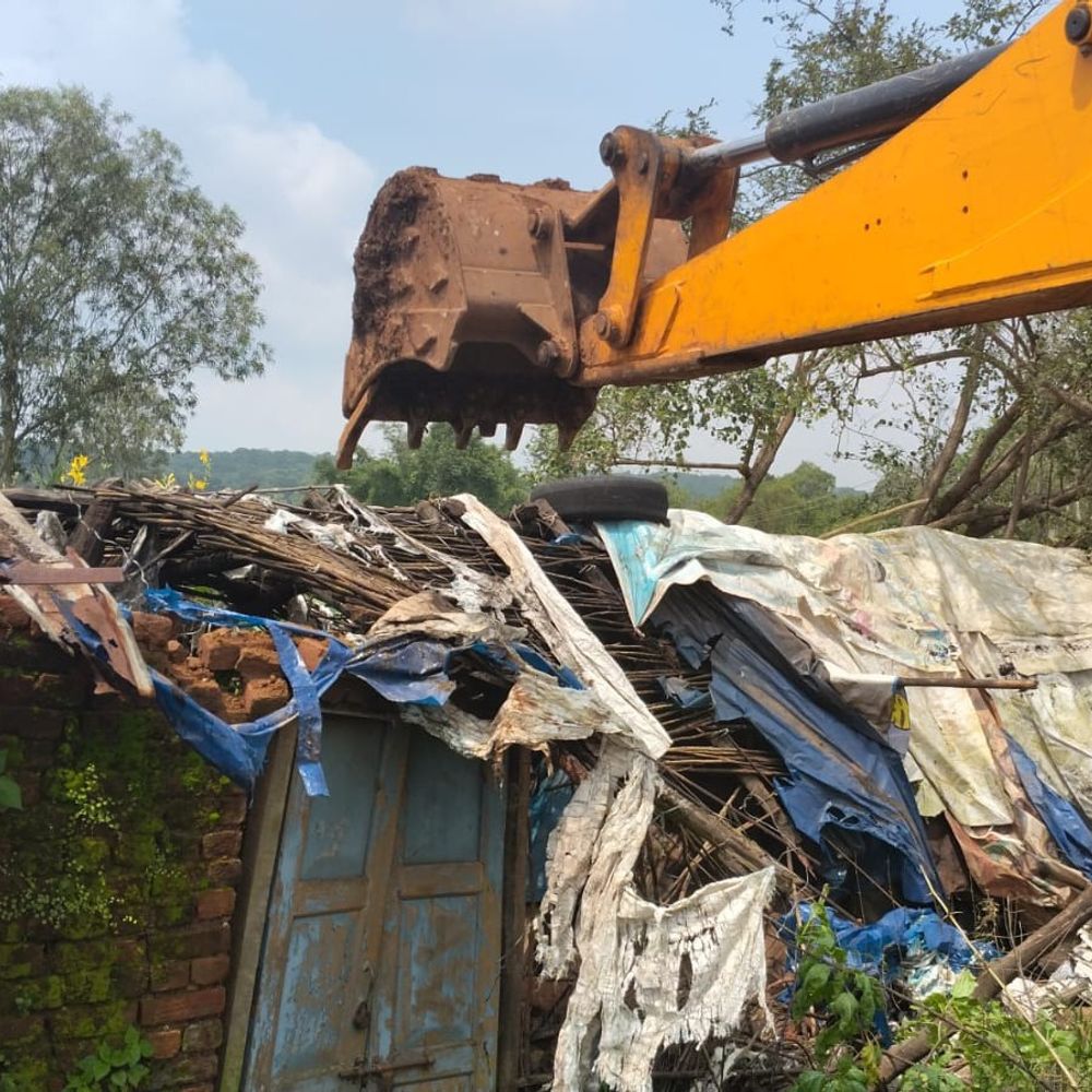 कलेक्टर की नाराजगी के बाद अमरकंटक में अतिक्रमण हटाया:दीनदयाल चौराहा से शांति कुटीर तक दर्जनों अवैध निर्माण हटाए; कुछ को मोहलत मिली