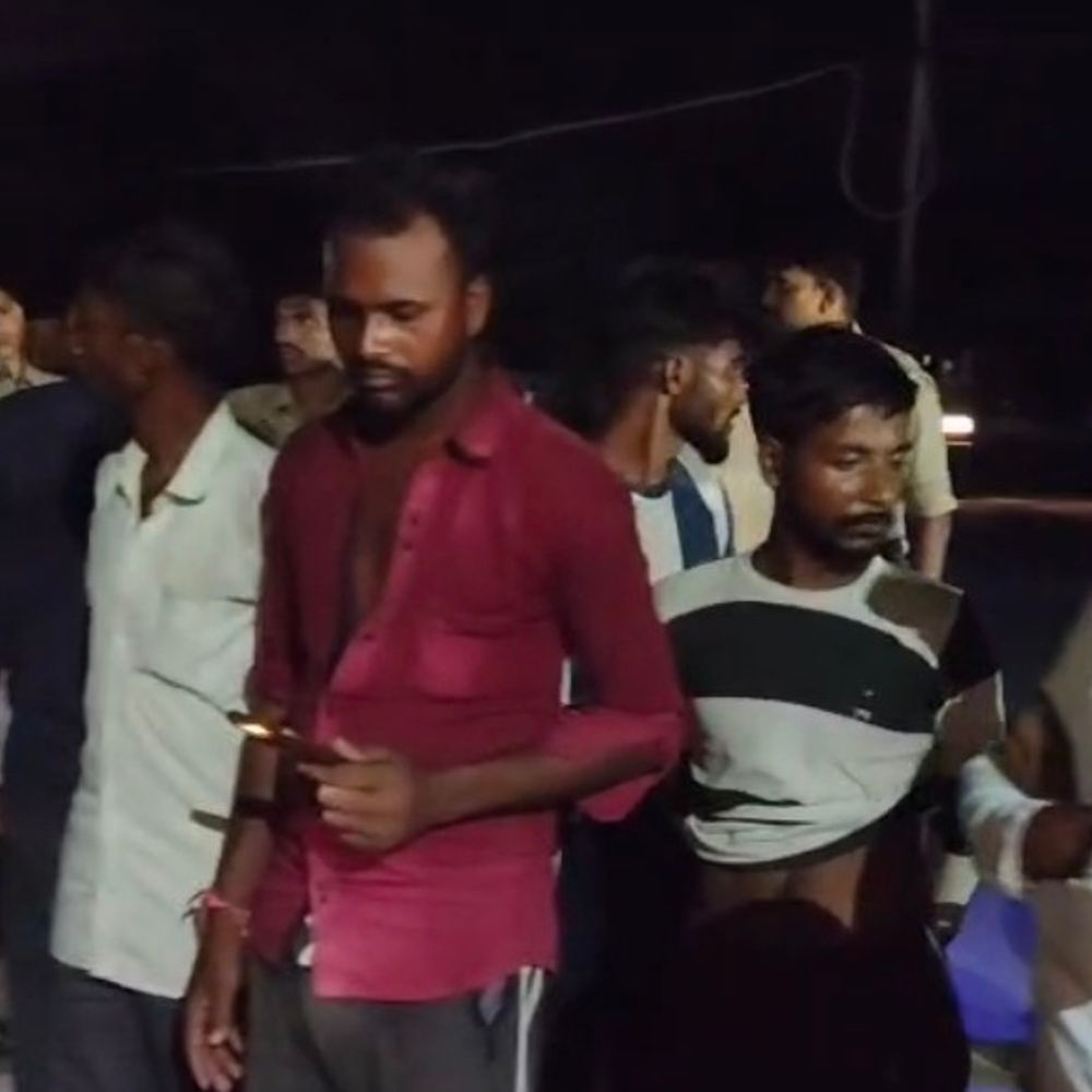 तेज रफ्तार बुलेट ने मां-बेटियों को मारी टक्कर:कौशांबी में 6 साल की बच्ची की मौत, 8 माह की बहन घायल