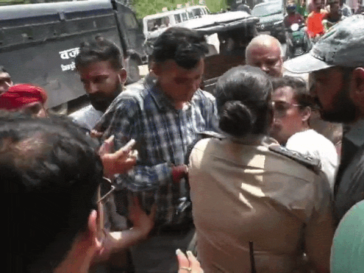कल्पना मिश्रा मौत मामले में अस्पताल के बाहर प्रदर्शन:धरने पर बैठे परिजन, पुलिस से धक्का-मुक्की; AAP नेता को हिरासत में लिया