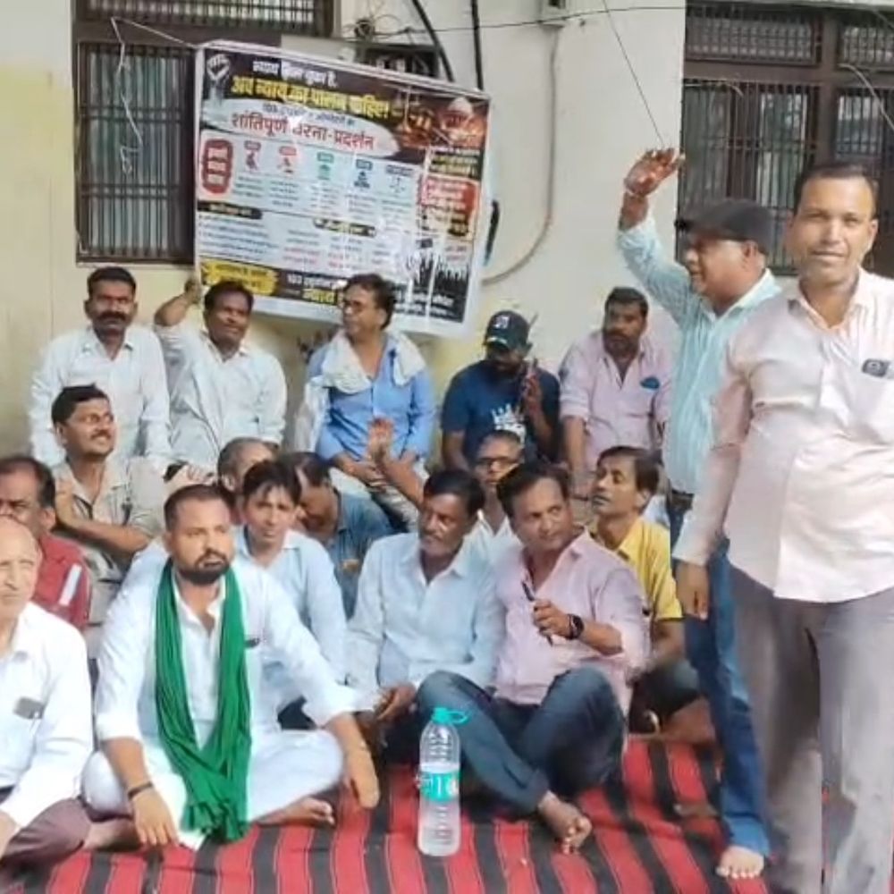नौकरी बहाली की मांग पर ट्यूबवेल ऑपरेटरों का धरना:फिरोजाबाद में नगर निगम परिसर में शुरू हुआ प्रदर्शन