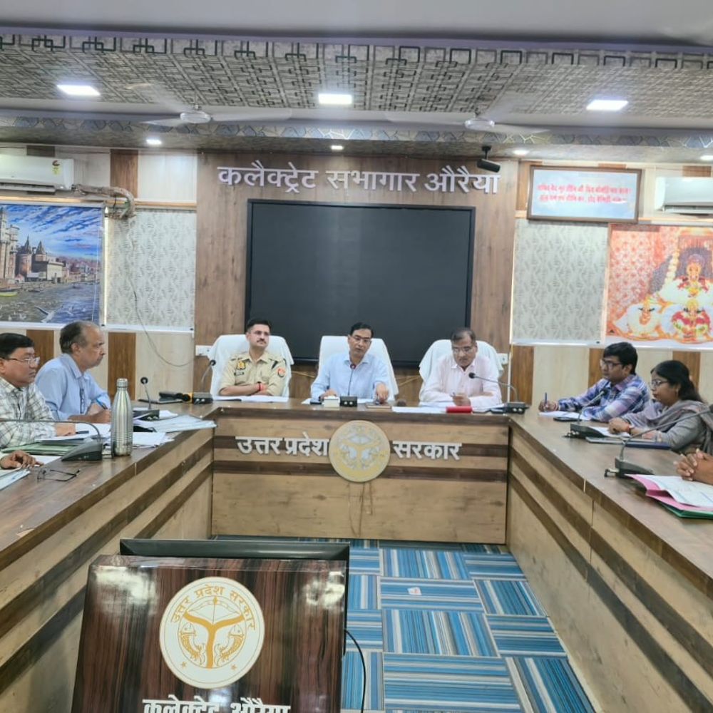 औरैया में विकास परियोजनाओं की समीक्षा:DM ने 15 सितंबर तक रिजर्व पुलिस लाइन का काम पूरा करने के दिए निर्देश