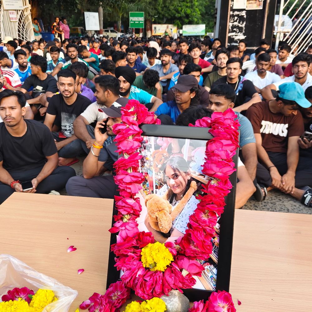 छात्रा की मौत पर LNIPE छात्रों का प्रदर्शन:परिवार को 50 लाख मुआवजे की मांग, जांच के बाद कार्रवाई का आश्वासन