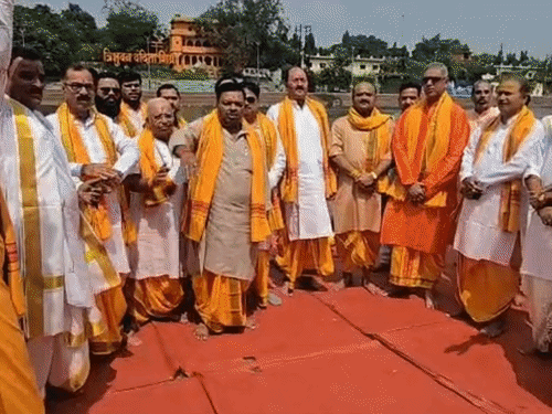 सरकारी शिप्रा आरती के विरोध में देशभर के पुरोहित जुटे:उज्जैन में धर्मसभा से पहले शिप्रा पूजन, दिल्ली के जंतर-मंतर पर आंदोलन की दी चेतावनी