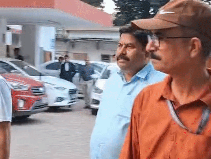 असम में अफसर ने CM-मंत्रियों की आवाज से करोड़ों ठगे:जिला विकास अधिकारी के पद पर है; सरकार ठेका और नौकरी दिलाने के नाम पर वसूली करता