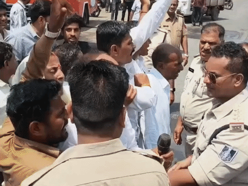 सागर शराबकांड पर मल्हारगढ़ में कांग्रेस का प्रदर्शन:पुतला फूंका, पुलिस से धक्का-मुक्की; राज्यपाल के नाम ज्ञापन दिया