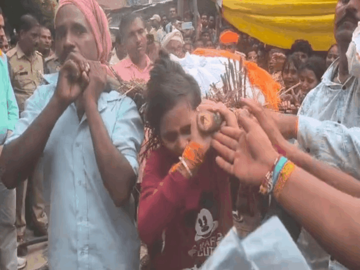 सुल्तानपुर में पति-पत्नी और बेटे की एक साथ उठी अर्थी:4 बेटियों ने दिया कंधा; एक चिता पर पति-पत्नी, दूसरी पर बेटे का अंतिम संस्कार