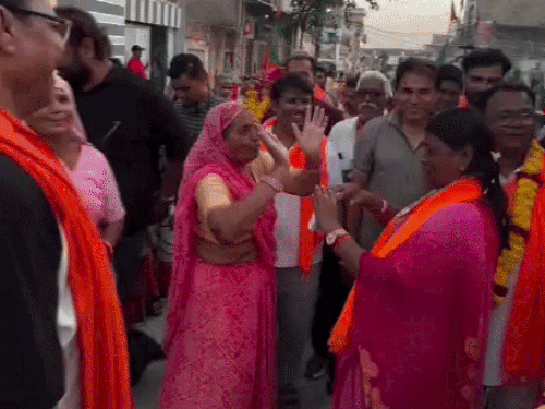 नगर-निगम चुनाव, दूसरे चरण के प्रचार का आज आखिरी दिन:वोट मांगने निकलीं विधायक ने बुजुर्ग के साथ किया डांस, 11 सितंबर को मतदान