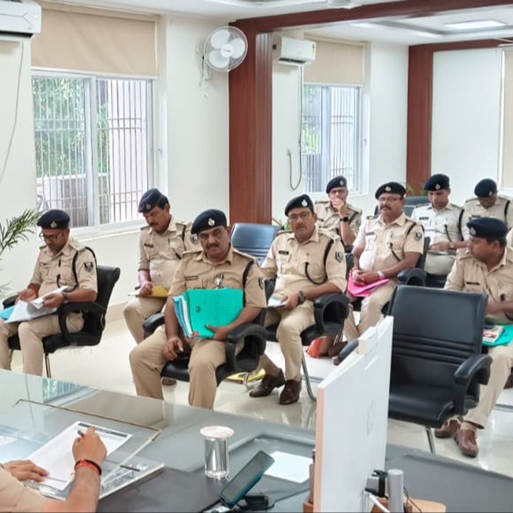 दरभंगा में SSP की समीक्षा बैठक:लंबित केस जल्द निपटाने का टारगेट; लापरवाही पर 7 पुलिसकर्मियों को निंदन की सजा, गुम बच्चों की बरामदगी पर जोर