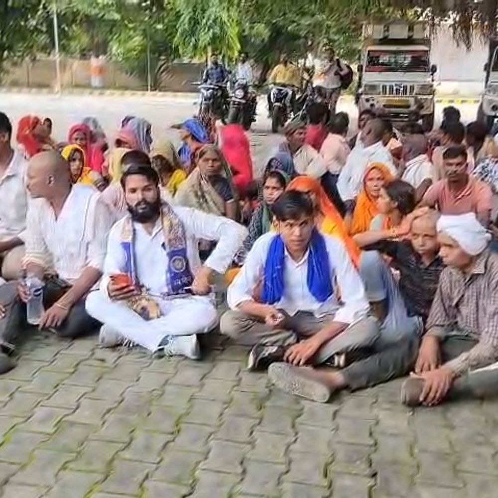 पंचायत सहायक की मौत पर भीम आर्मी का प्रदर्शन:आरोपियों की गिरफ्तारी और मुआवजे की मांग; डीएम कार्यालय के बाहर धरना