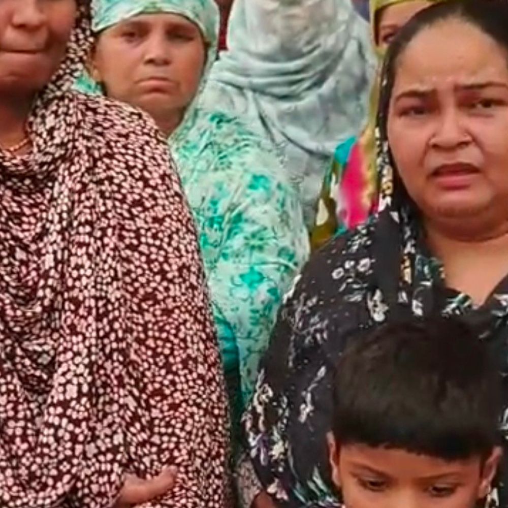 पेट्रोल पंप हादसे में झुलसे कर्मचारी का परिवार धरने पर:पत्नी का आरोप-पंप मालिक इलाज का खर्च नहीं दे रहा; 5 साल के बच्चे संग बैठी