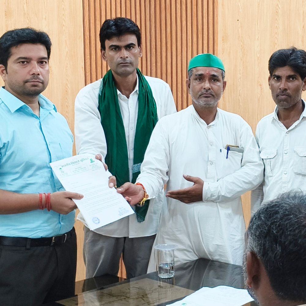 भाकियू ने ग्रामीण समस्याओं पर अधिकारियों को ज्ञापन सौंपा:संभल में अधिकारियों से जल्द कार्रवाई की मांग
