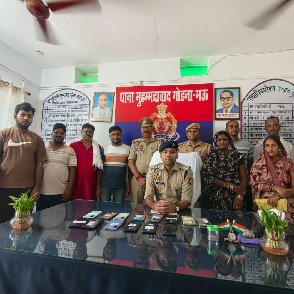 मऊ साइबर टीम ने 13 गुम मोबाइल बरामद किए:3.08 लाख रुपए के फोन मालिकों को लौटाए गए, CEIR पोर्टल की मदद से मिले