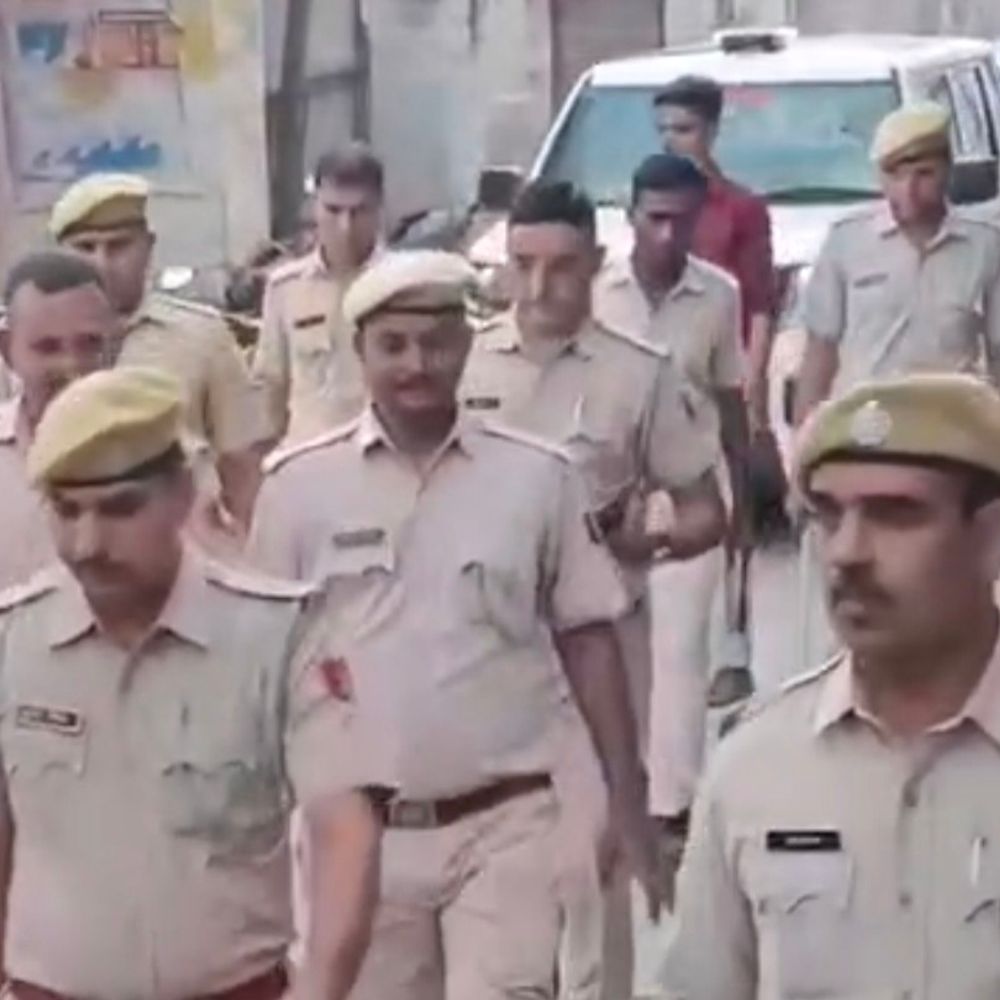 रतनगढ़ में पुलिस ने निकाला फ्लैग मार्च:चुनाव के लिए भयमुक्त मतदान का संदेश, अप्रिय स्थिति से निपटने को प्रशासन मुस्तैद