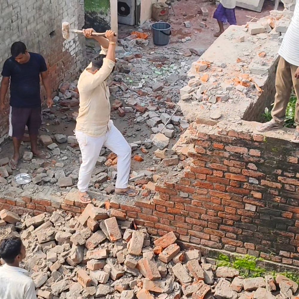 बाराबंकी में घाघरा खतरे के निशान से 50 सेमी ऊपर:हेतमापुर में 10-12 मकान नदी में समाए, घर बचने की उम्मीद छोड़ी तो खुद ही तोड़ने लगे पक्के मकान