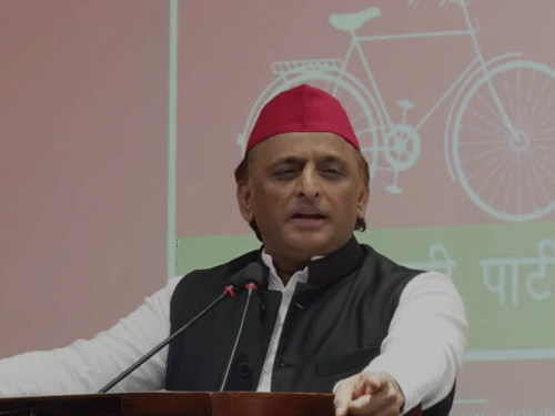 अखिलेश बोले- आउटसोर्स खत्म करेंगे, सबको पक्की नौकरी देंगे:भाजपा प्रभारी पर तंज- तिजोरी भरने मुंबई से कोई TI आए हैं