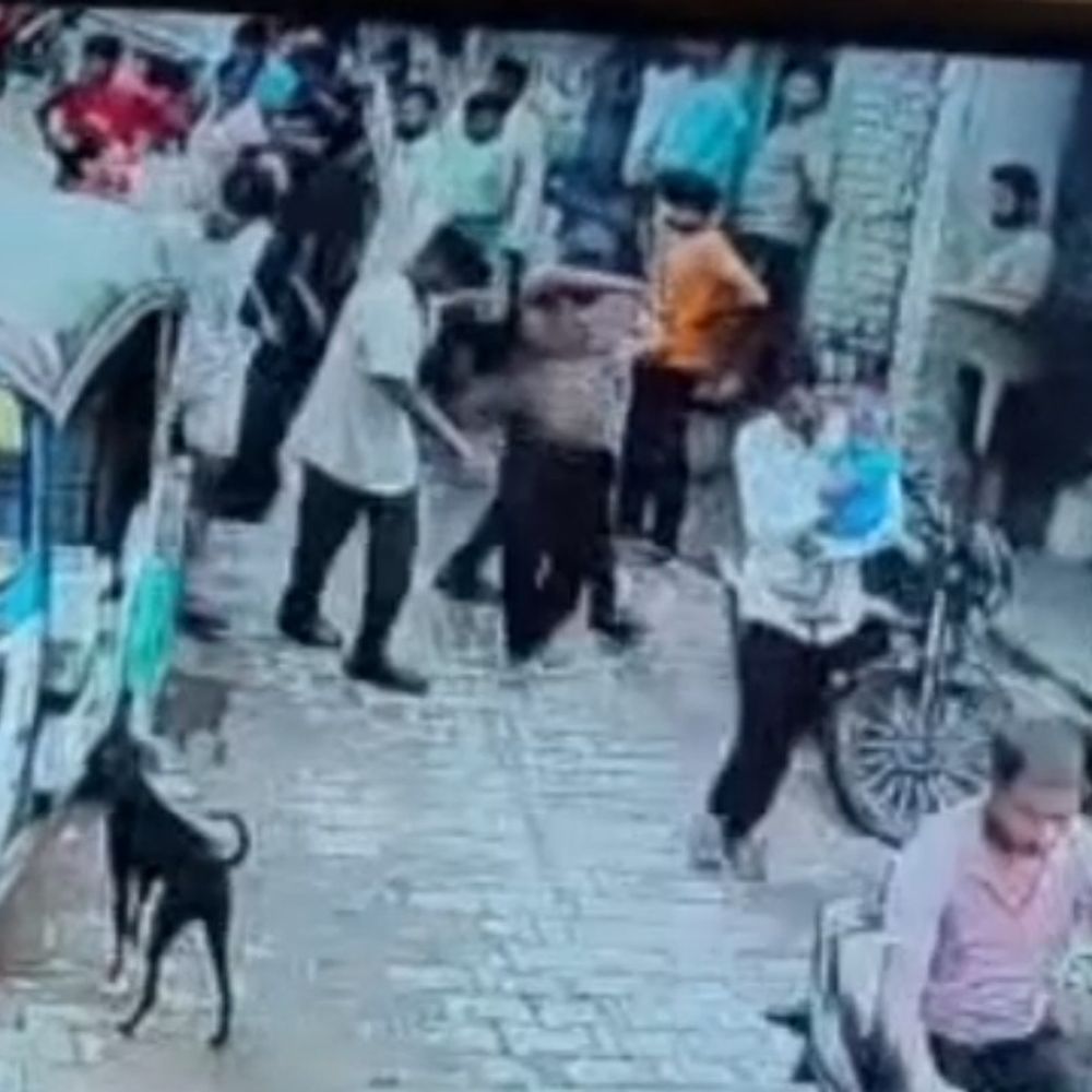 उधारी के रुपये मांगने पर युवक को घर में घुसकर-पीटा:आगरा में चार लोगों ने किया हमला, लहूलुहान हुआ युवक, CCTV में कैद हुई घटना