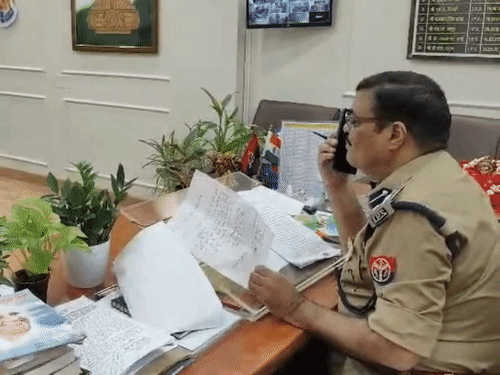 DIG बोले- प्रधान नालायक है, ठीक कर देंगे:गोंडा में महिला की शिकायत पर बोले- वोट लेते हैं, व्यवस्था कौन करेगा, प्रधान के घर पर बिठा दो