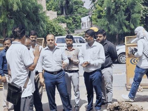 आगरा के दयालबाग में 2.7 किमी पुरानी सीवर लाइन बदलेगी:सड़क धंसने के बाद नगर आयुक्त ने किया निरीक्षण