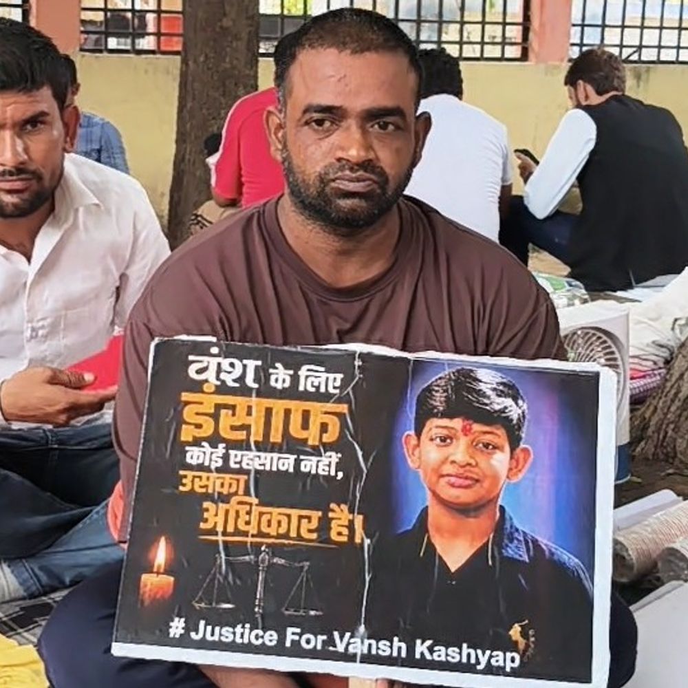 बेटे की मौत का इंसाफ मांग रहे माता-पिता:4 दिन से कलेक्ट्रेट पर धरना जारी, अफसरों ने नहीं सुनी बात