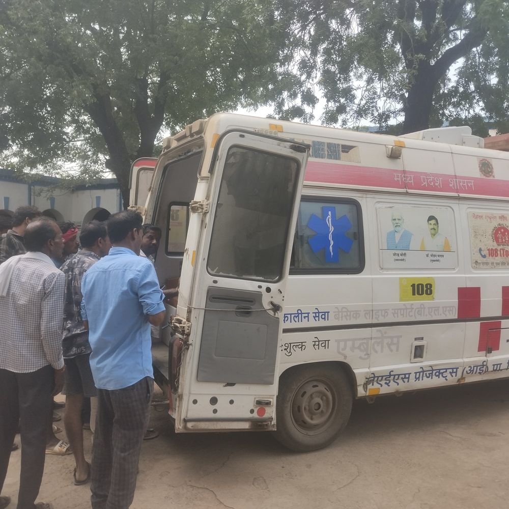 छतरपुर में बस-पिकअप की आमने-सामने टक्कर:3 घायल, एक चालक गंभीर, दमोह रेफर; दोनों वाहन क्षतिग्रस्त