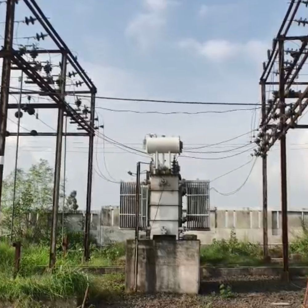 विश्वविद्यालय के सबस्टेशन से ट्रांसफार्मर के पार्ट्स चोरी:कॉपर बाइंडिंग और तेल ले गए बदमाश, लोहे का ढांचा क्षतिग्रस्त मिला