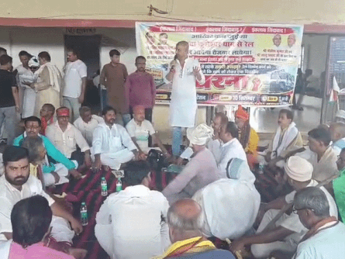 दरभंगा में पुराने रूट से रेल लाइन बनाने की मांग:हरनगर स्टेशन पर धरना; नए 12 किमी रूट के लिए जमीन अधिग्रहण का विरोध