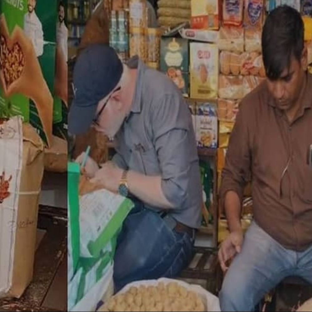अलीगढ़ में ब्रांडेड आटे का खेल!:पैकेट खोलकर निकाल रहे थे आटा, कम वजन की पैकिंग में बिक्री का आरोप